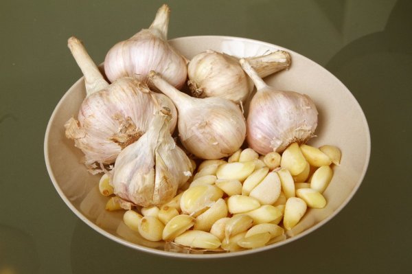 How to peel garlic easily? A common household appliance can help you