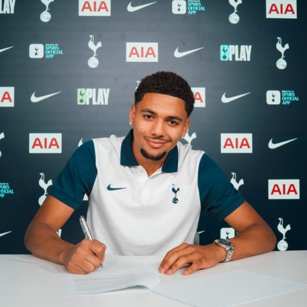 Official: Tottenham signs first professional contract with 18-year-old striker Lehane