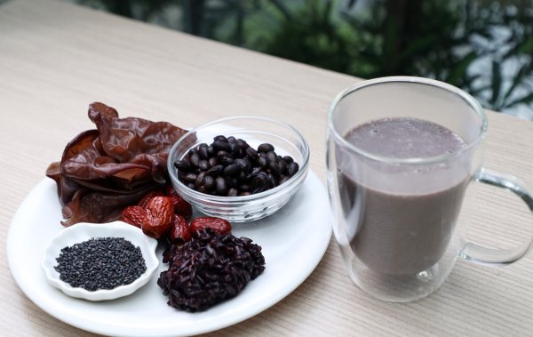 I stay up late in autumn and have reduced immunity when I sleep at night. I rely on 5 black ingredients to nourish my kidneys! Chen Yueqing s 