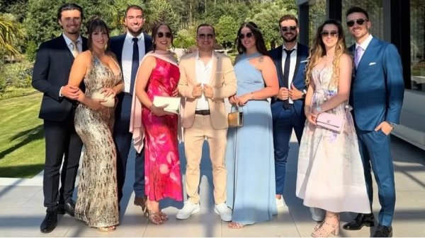 The last photo of Ruota during his lifetime: wearing a suit and a bright smile, taking his newlywed wife to a friend s wedding