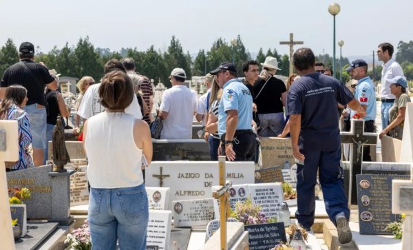Sun: A large number of mourners gathered to take photos in Jota’s cemetery, and the police had to intervene