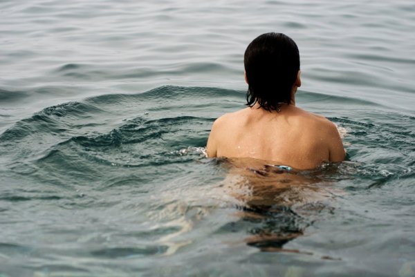 Could swimming in cold water do more harm than good? There will be reaction within one minute of soaking cold water
