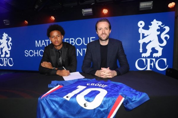 Official: Chelsea signs scholarship agreement with Thiago Silva s son and Ebue s son