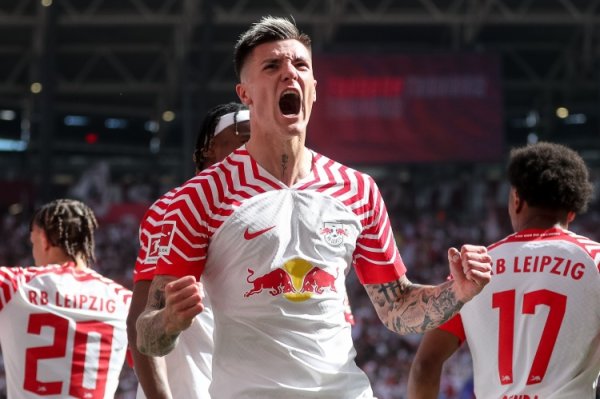 Telegraph: Manchester United is still looking for strikers but has a limited budget, and Sesco and Jackson are both considering