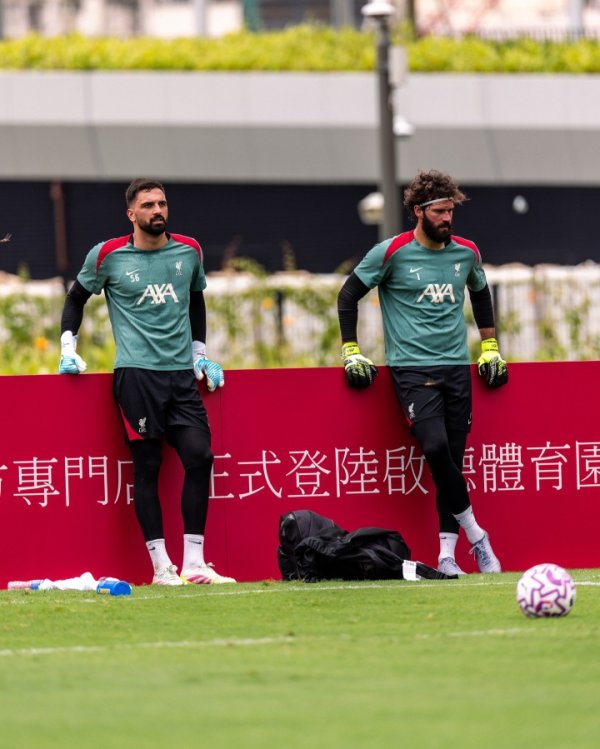 Too rich 😲Mamada + Alison Two world-class goalkeepers compete for a main position in the Red Army