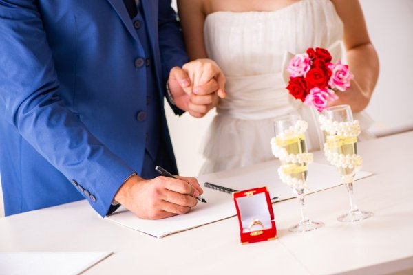 She just wants to register when she gets married! Parents want to get the red bag back at a wedding banquet. Internet education 