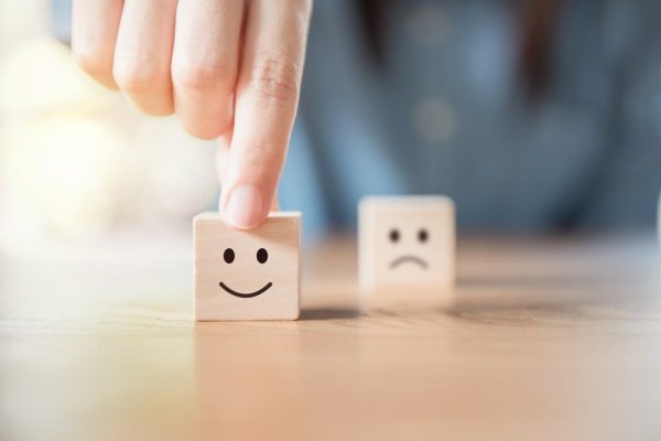 Why can t you finish things and you re still slitting your phone? Psychological counselor: Pressure generates motivation and also triggers procrastination. Improve procrastination first starts