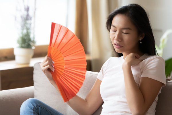 Sleeping until the middle of the night, I wake up from hot energy, and get irritable after a little bit of stuff... I eat 3 major nutrients and it is not appropriate to relieve menopause.