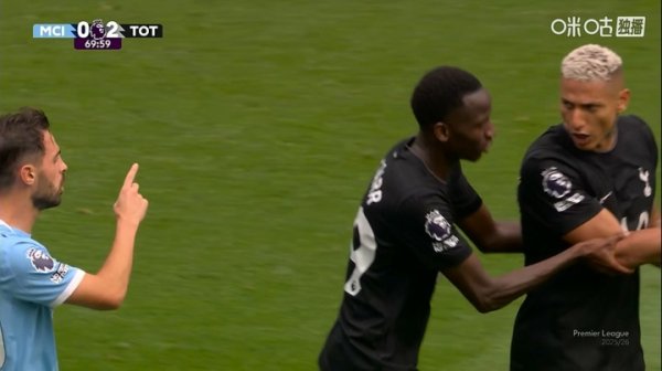 Have emotions! Richarlison has a dispute with Manchester City players and is still chattering after being held back by his teammates