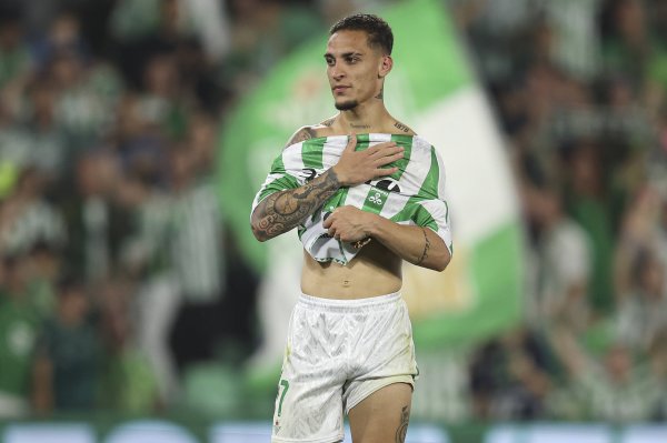 Romano: Manchester United and Betis talk about selling Anthony every day, the former asking for a high price