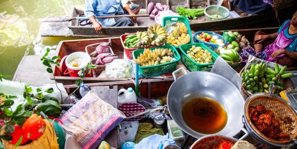 Not to avoid eating raw food, iced pieces and salads! Visiting 41 countries to eat delicious food and have fewer diarrhea. 4 secrets for doctors and couples