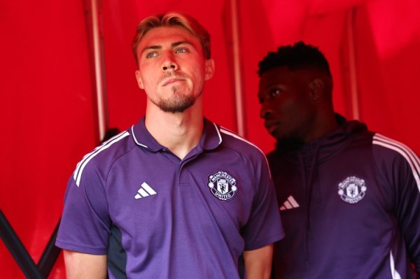 TA: Hoylen played with injury at the end of last season and did not want to leave Manchester United until the last week of the transfer window