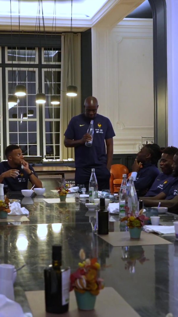 Selected for the French team for the first time! Mateta forgot the lyrics while singing, so Mbappe handed him a bottle as a microphone