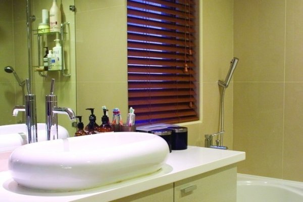 No need to use detergent! Just a drop of water from the faucet can make your bathroom mirror sparkling and clean