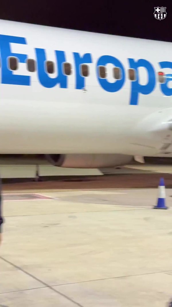 👀Care about your old club? Rashford was photographed watching football after getting off the plane. Fans thought he was watching Manchester United