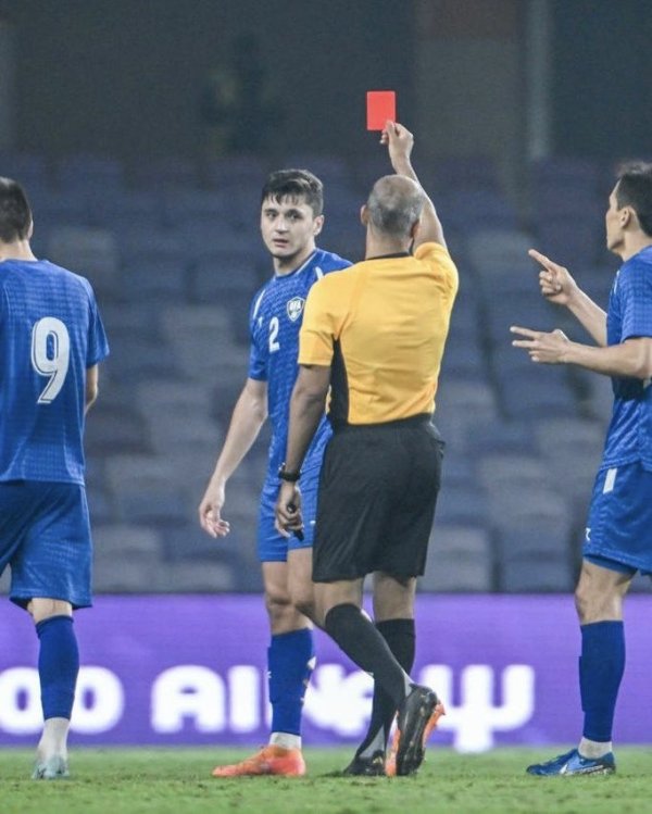 Kashuai still needs to teach! A teammate made a mistake and the 21-year-old Husanov received a straight red with a flying tackle, his second red in 135 games in his career.